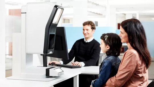 Titelbild: Vorlage eines digitalen Lichtbildes in der Meldestelle